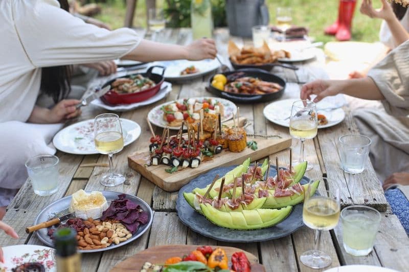 Mesa de catering compartida con platos variados