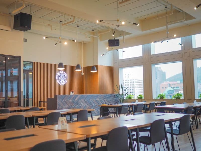 Comedor colectivo amplio con mesas largas