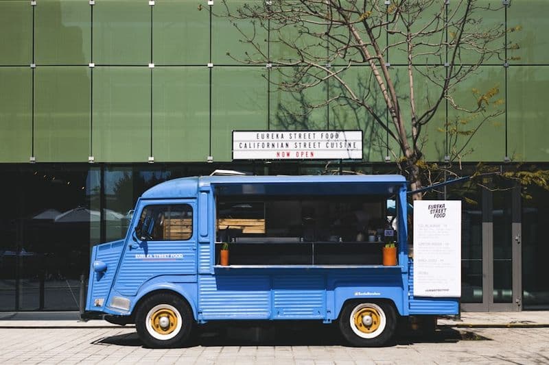 Food truck azul aparcado en la calle