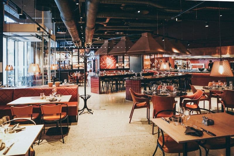 Comedor de un restaurante con las mesas preparadas para el servicio